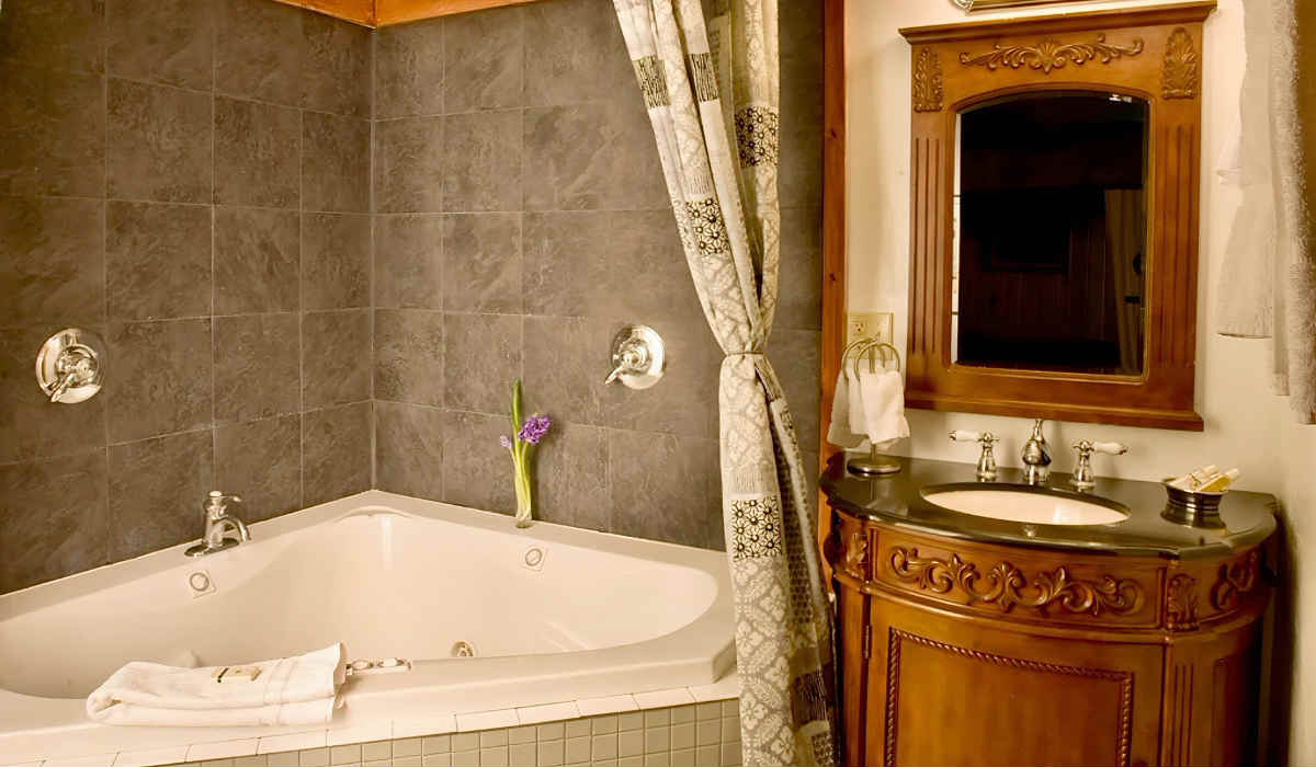 La Tourelle Hotel Romantic Whirlpool Suite