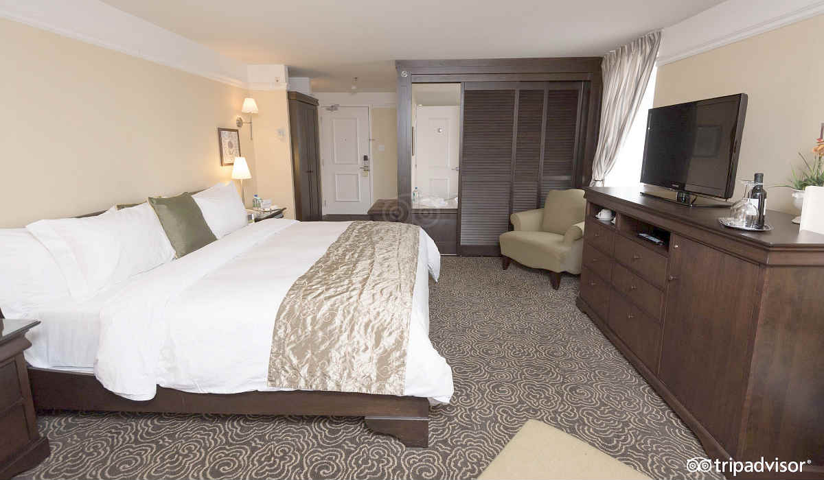 Spacious King Room at the Le St-Martin Hotel & Suites in Laval, QC