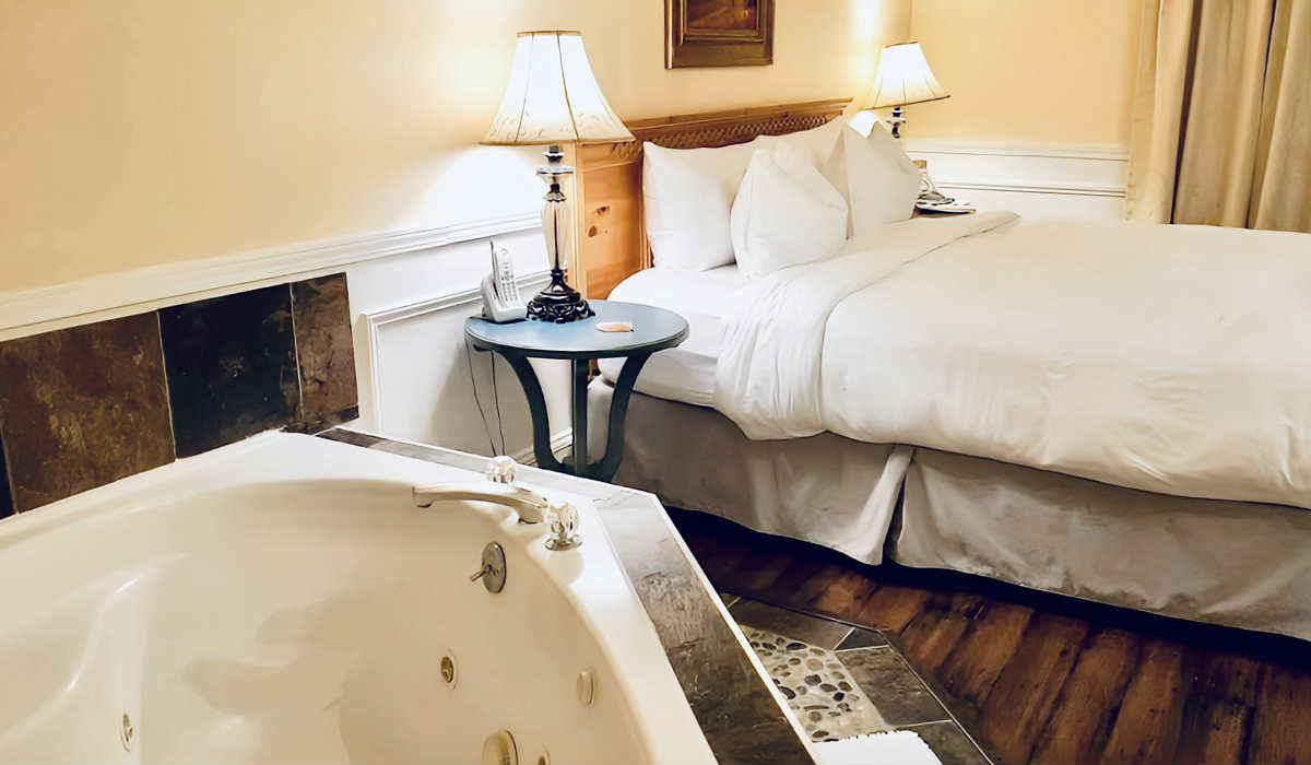 Leavenworth Village Inn Honeymoon King Spa Tub Suite
