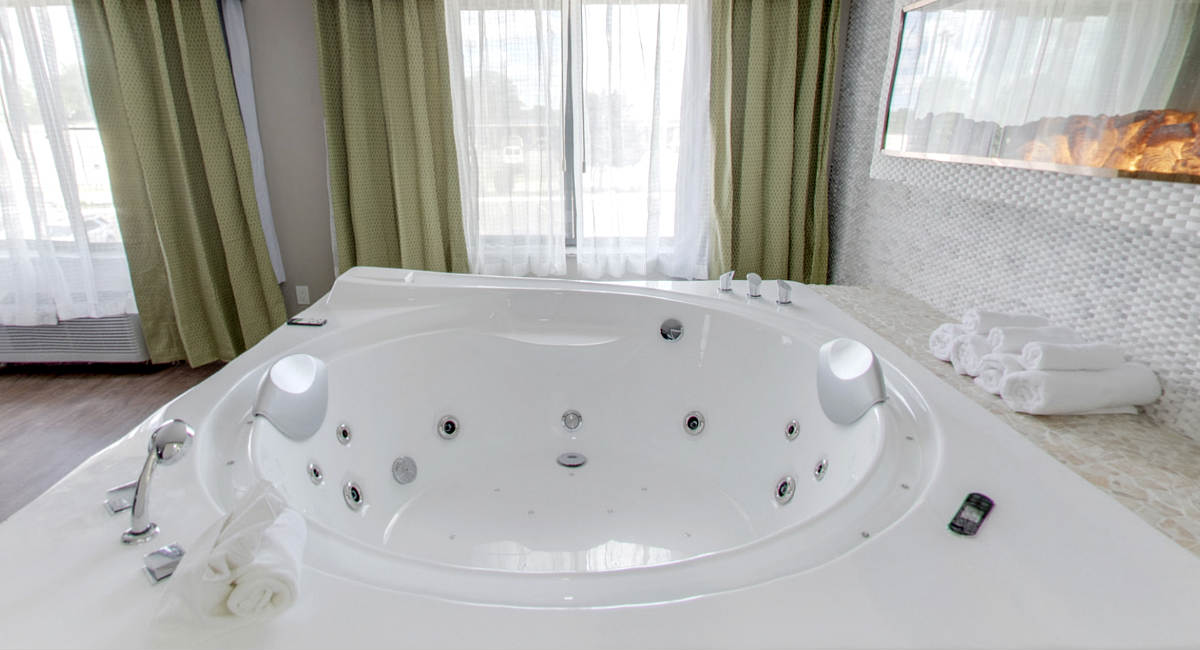 Beautiful 2-Person Spa Tub Suite with Fireplace at the Leo Collection Hotel, Detroit