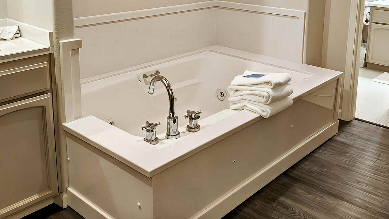 Jetted Tub Suite, Lithia Springs Resort, Oregon.