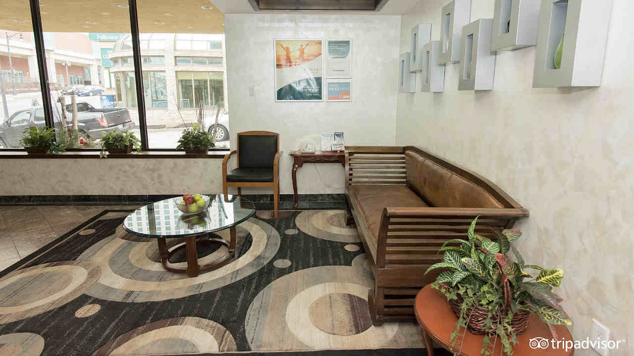 Lobby at the Quality Hotel Fallsview in Niagara Falls, Ontario