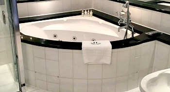 Uk Hot Tub Suites Private In Room Spa, Hotel Rooms With Big Bathtubs In London
