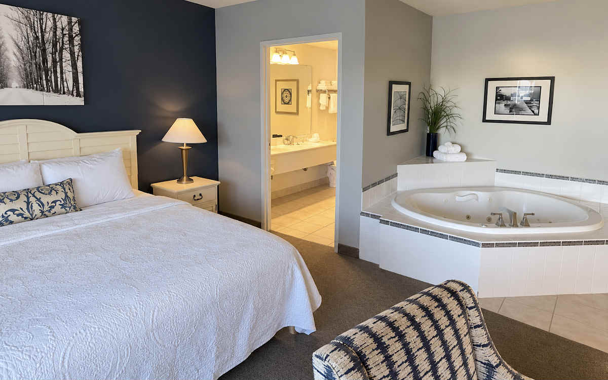 Luxurious Suite with a Whirlpool Tub at Bay Pointe Inn, Michigan