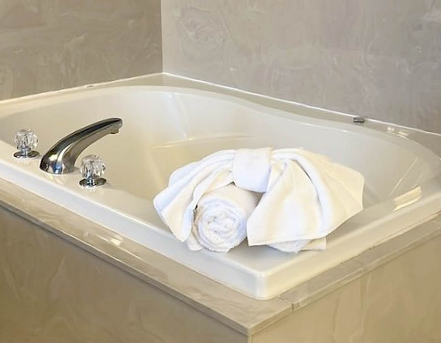 Mackinaw City Jetted Tub Suite