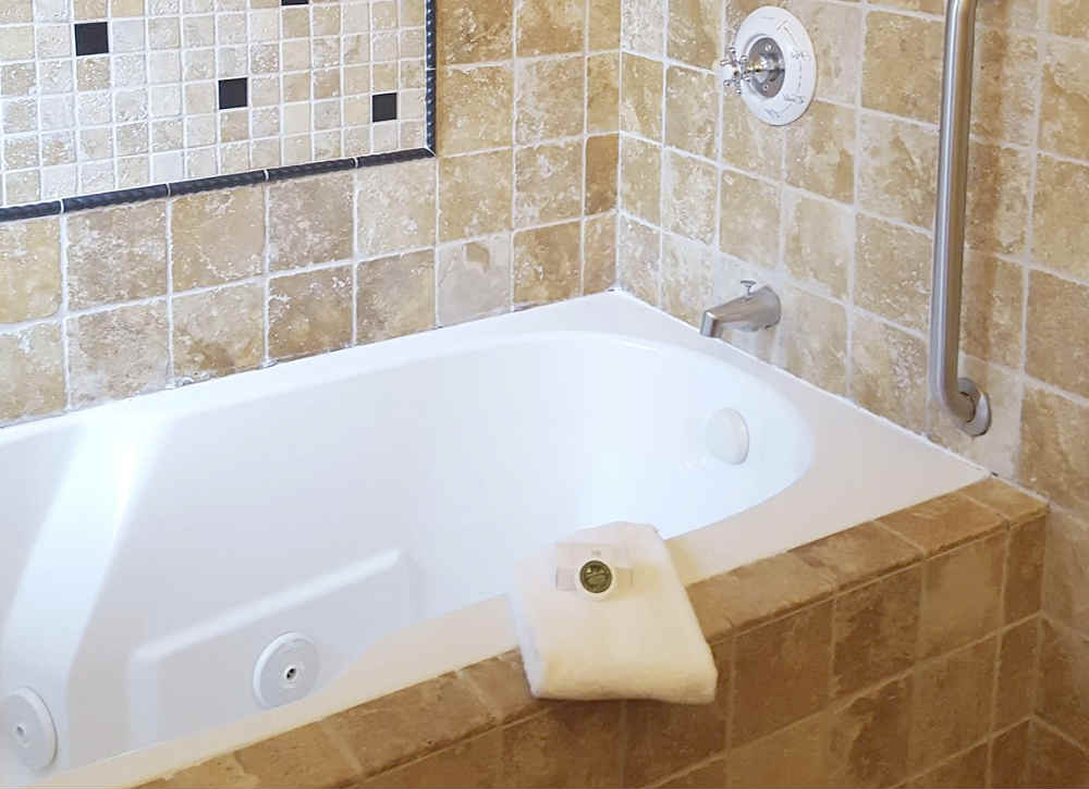 Maison Fleurie Inn Jetted Tub Suite