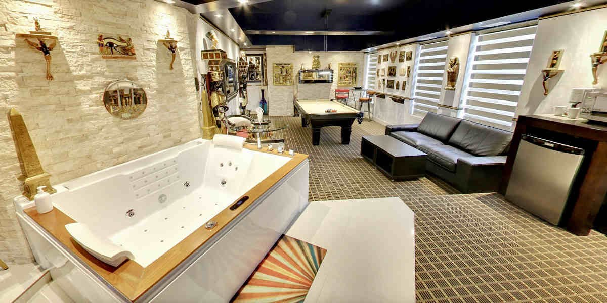 One of Mariaggi's Romantic Themed Suites with an In-Room Jetted Spa Tub for 2 Persons in Winnipeg, Manitoba