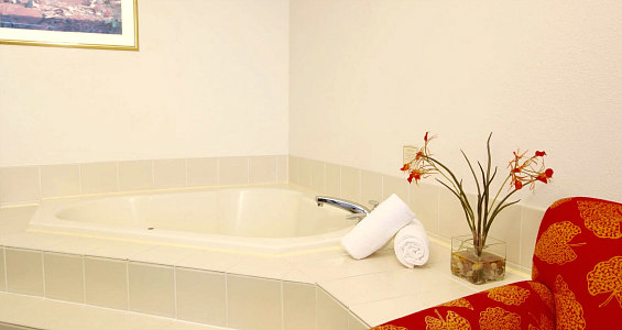 Texas Hot Tub Suites Hotel B In, Hotels With Big Bathtubs Houston