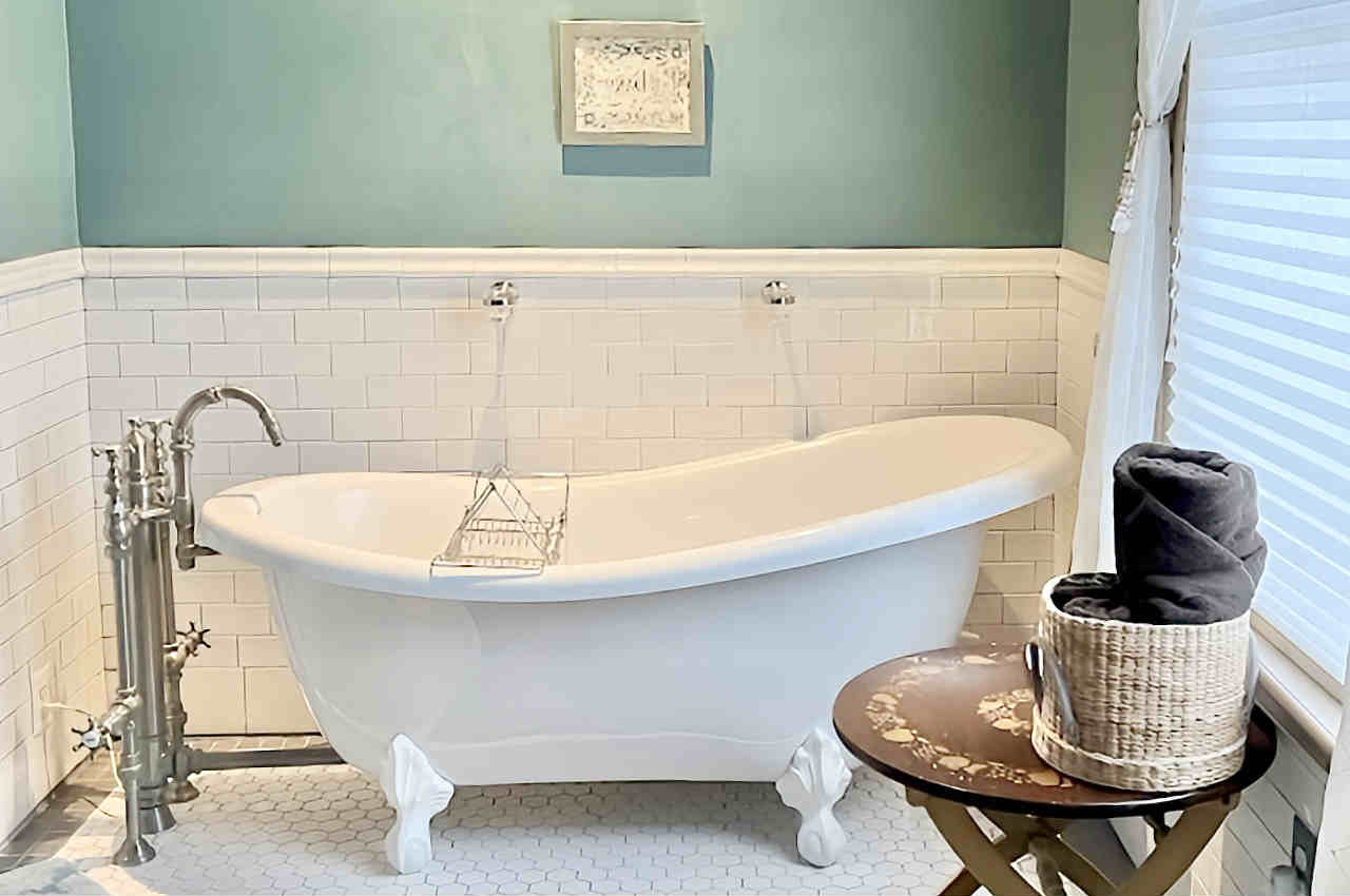 Jetted Clawfoot Tub at the Hummingbird Inn, Easton MD