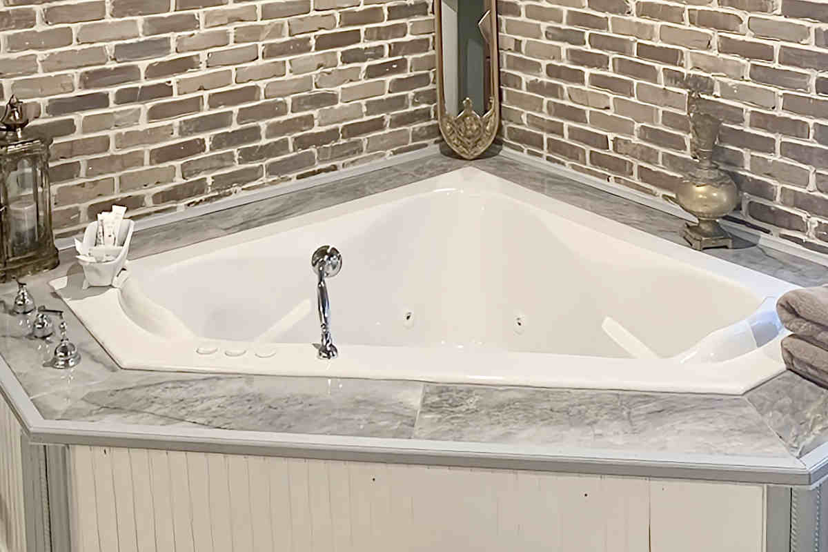 Beautiful Jetted Tub Suite at the McMillan Inn, Savannah GA