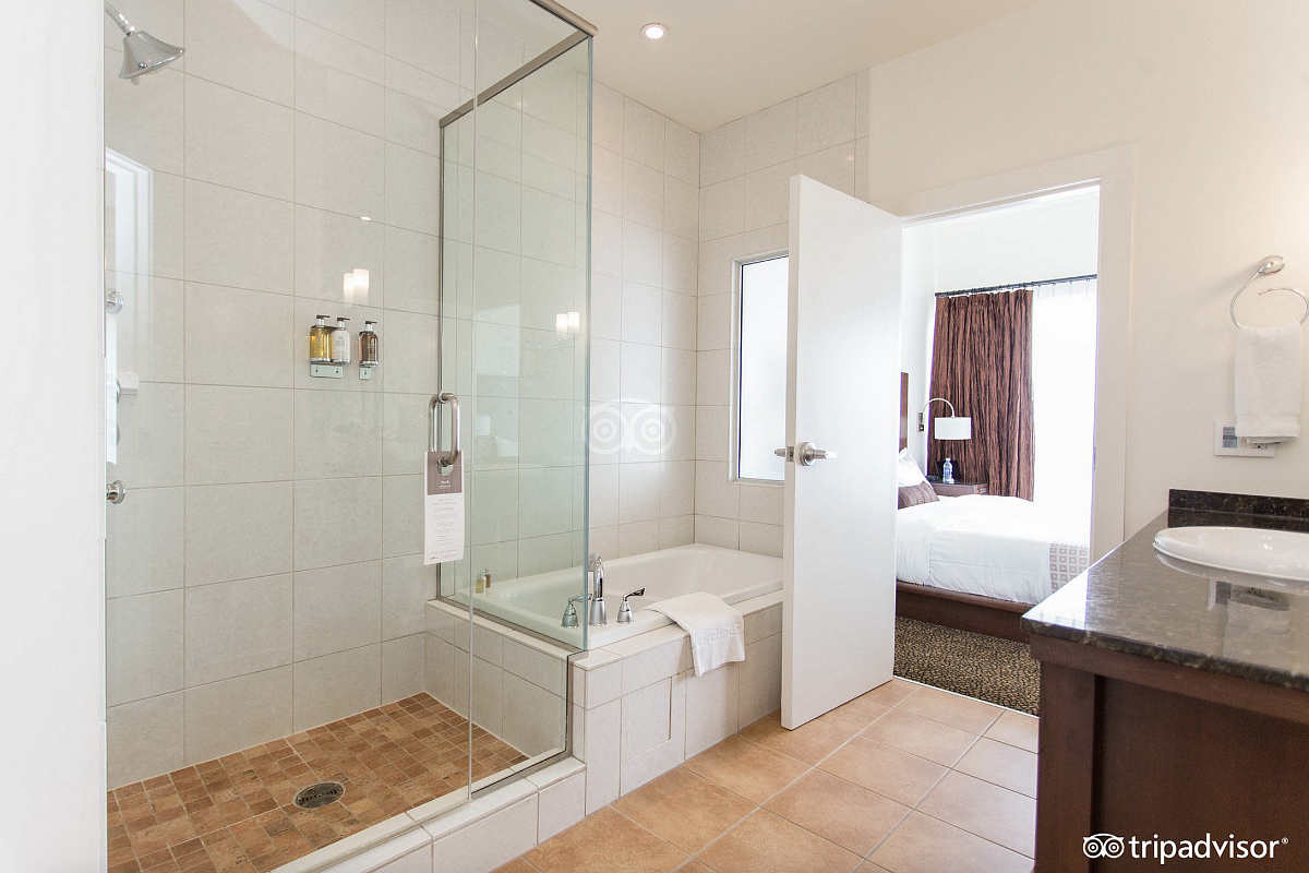 Suite with a Jetted Tub and Walk-In Shower, Metterra Hotel on Whyte in Edmonton, Alberta