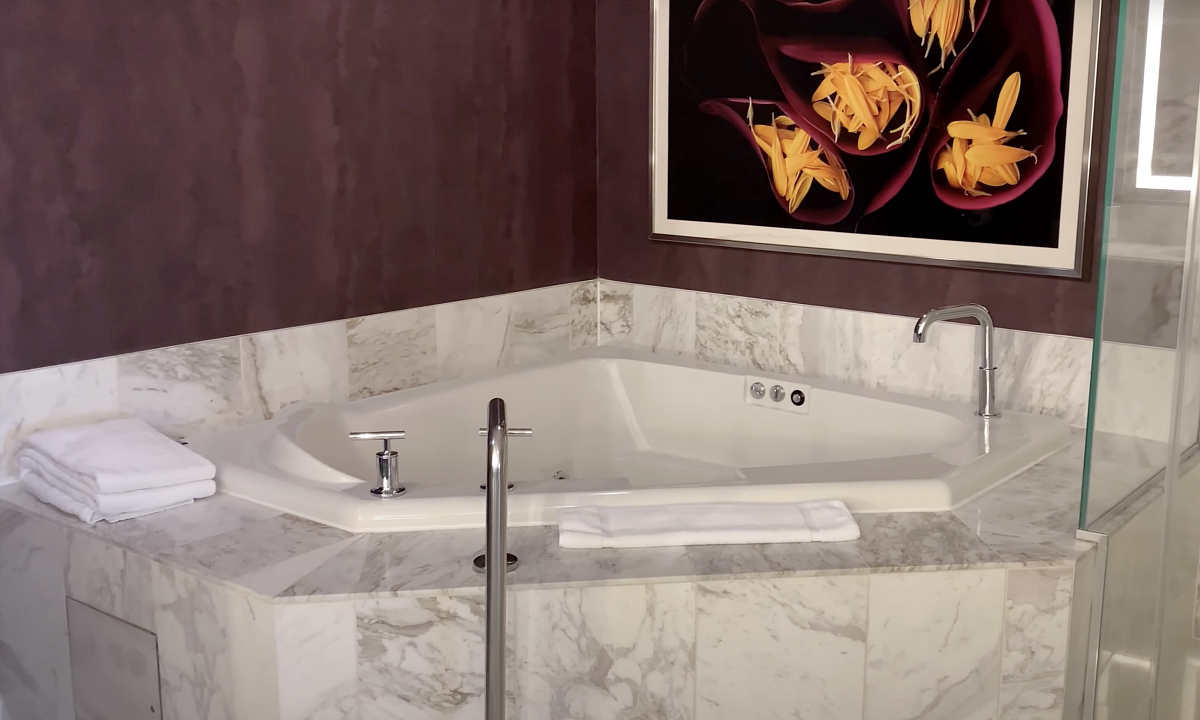 10 Best Las Vegas Hotels with In-Room Jacuzzi Tubs in 2023