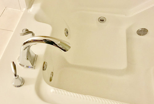 Whirlpool Suite Near Miami Airport