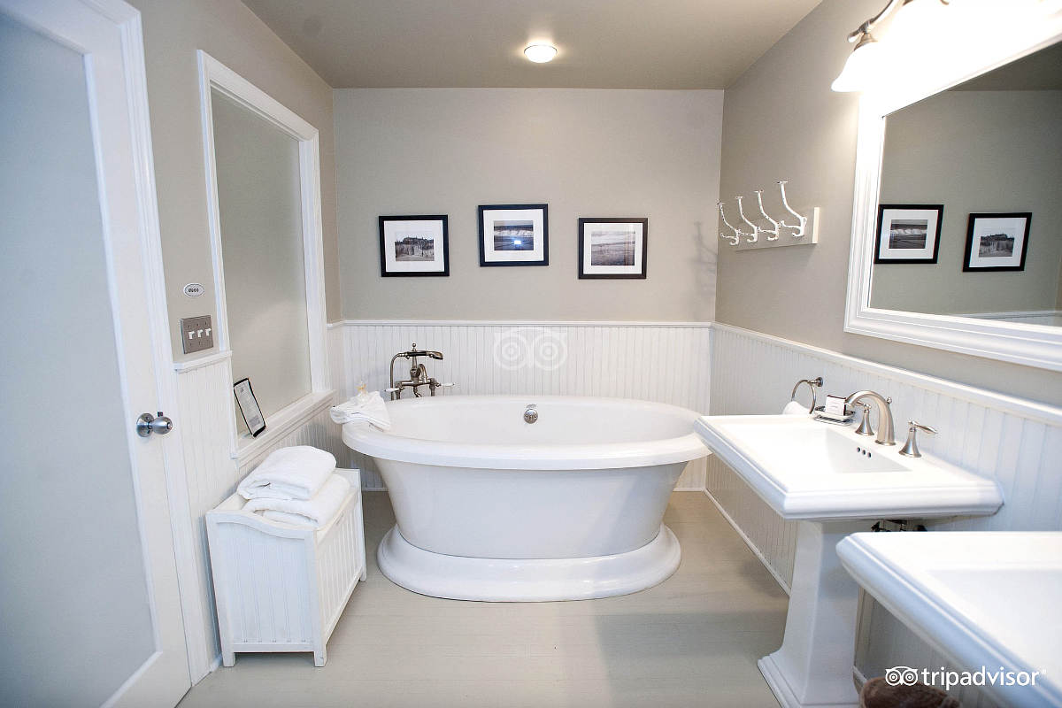Jetted Spa Bath Tub at the Millhouse Inn, East Hampton NY