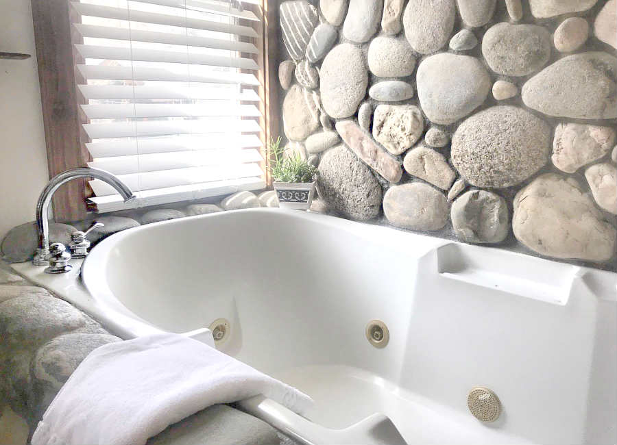 Jetted Tub Suite at the Minturn Inn, close to Vail, Colorado