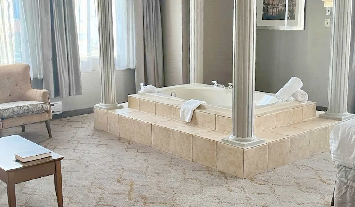 Attractive Whirlpool Tub Suite at Monte Carlo Inn Vaughan Suites