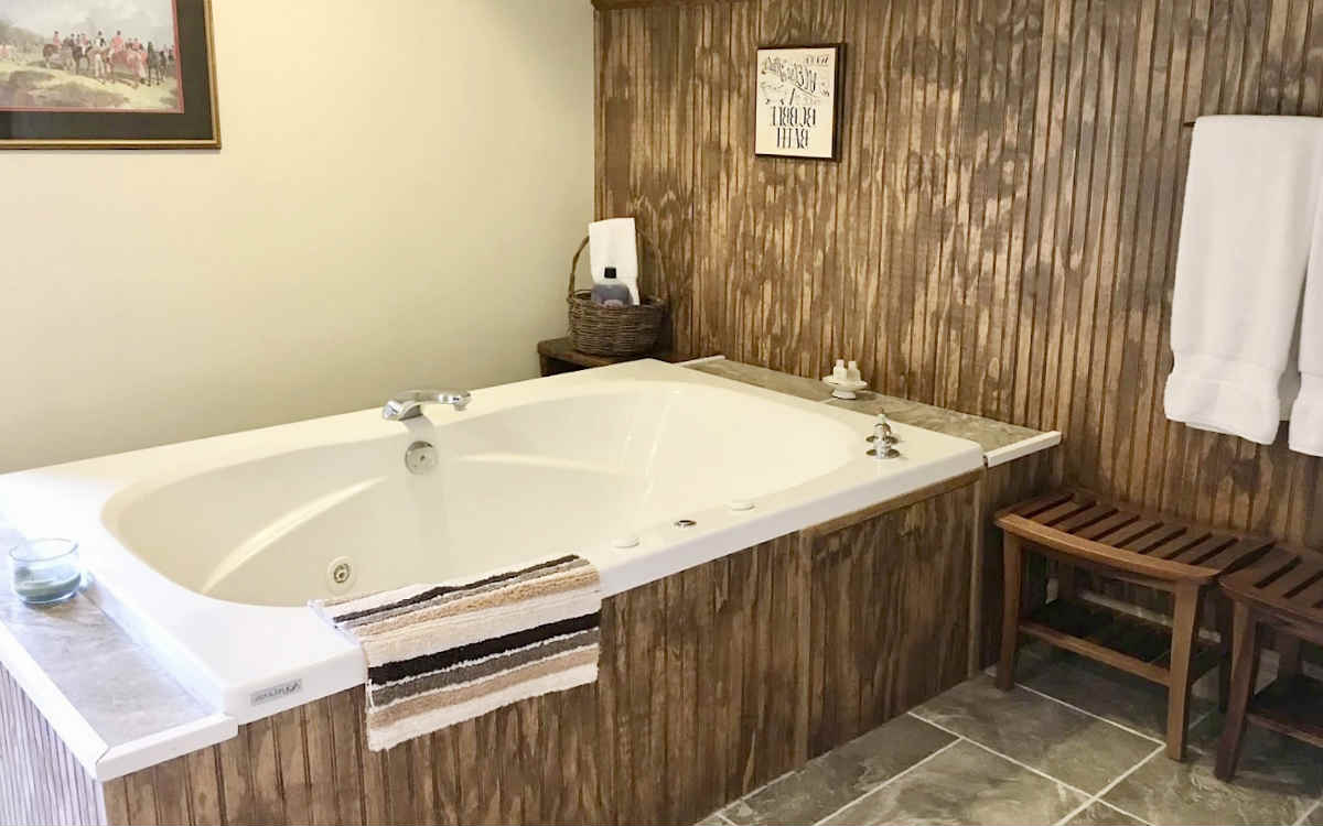 In-Room Jetted Tub at the Oak Valley Inn & Suites, Geneseo NY