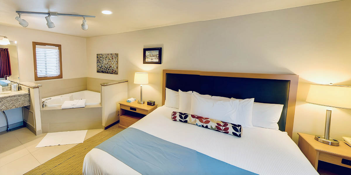 Obertal Inn Romantic King Bed Suite with a Corner Jetted Spa Tub