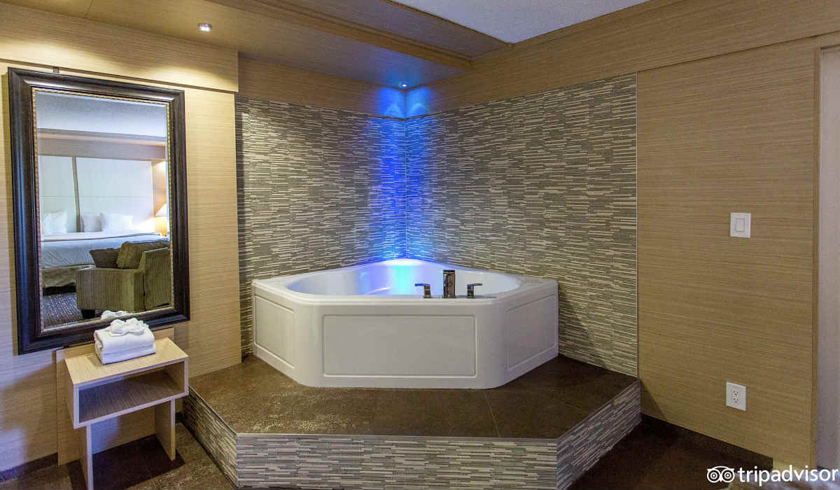 Jetted Spa Tub, Ocean Beach Palace Hotel in Fort Lauderdale, Florida