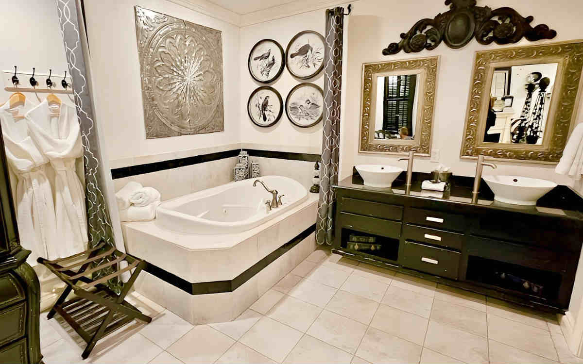 Beautiful Spa-Style Bathroom with Jetted Tub at theTwo Hearts Inn Near Oklahoma City in Edmond, OK.