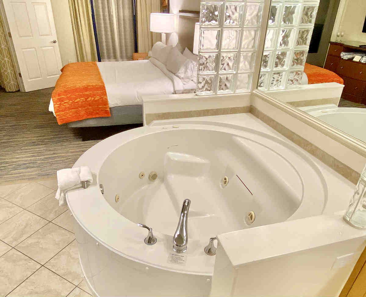 Hotels with Jacuzzi In Room in Atlanta - 16 Whirlpool & Hot Tub Suites