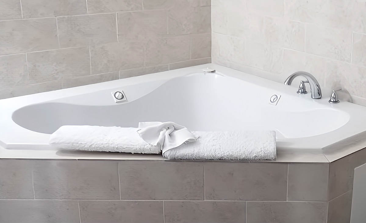 Two Person Jetted Tub in a Executive Suite at the Pacific Inn, Seal Beach CA