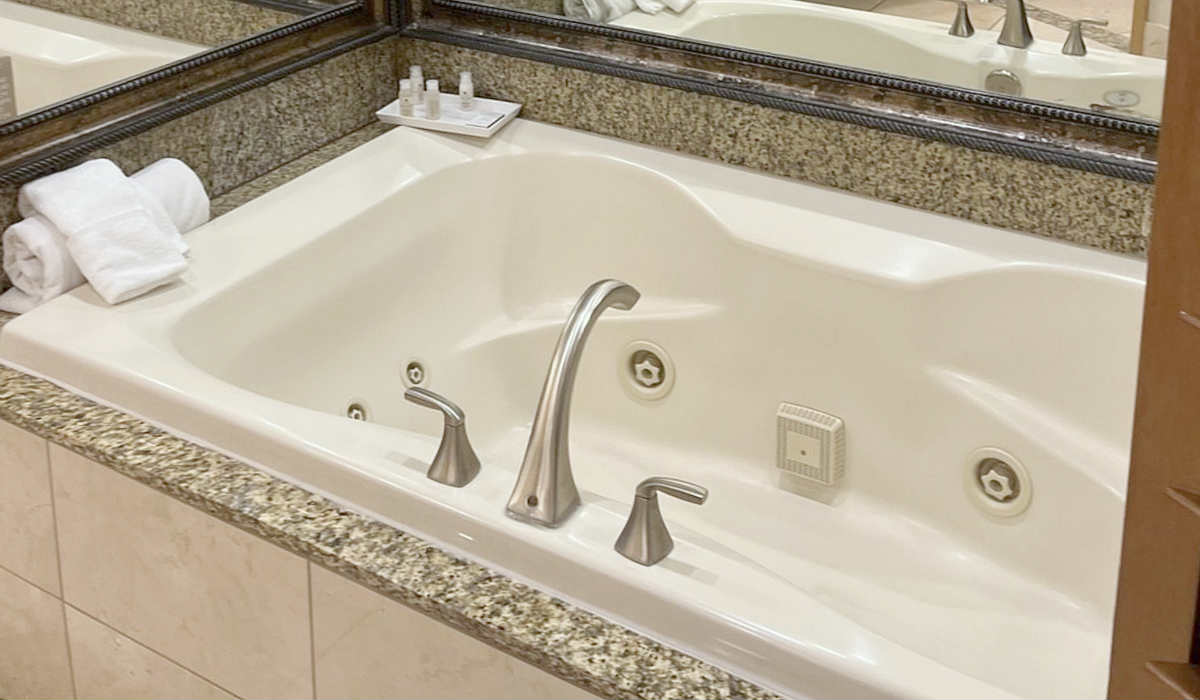 Jetted Spa Tub Suite, Pacific Terrace Hotel in San Diego