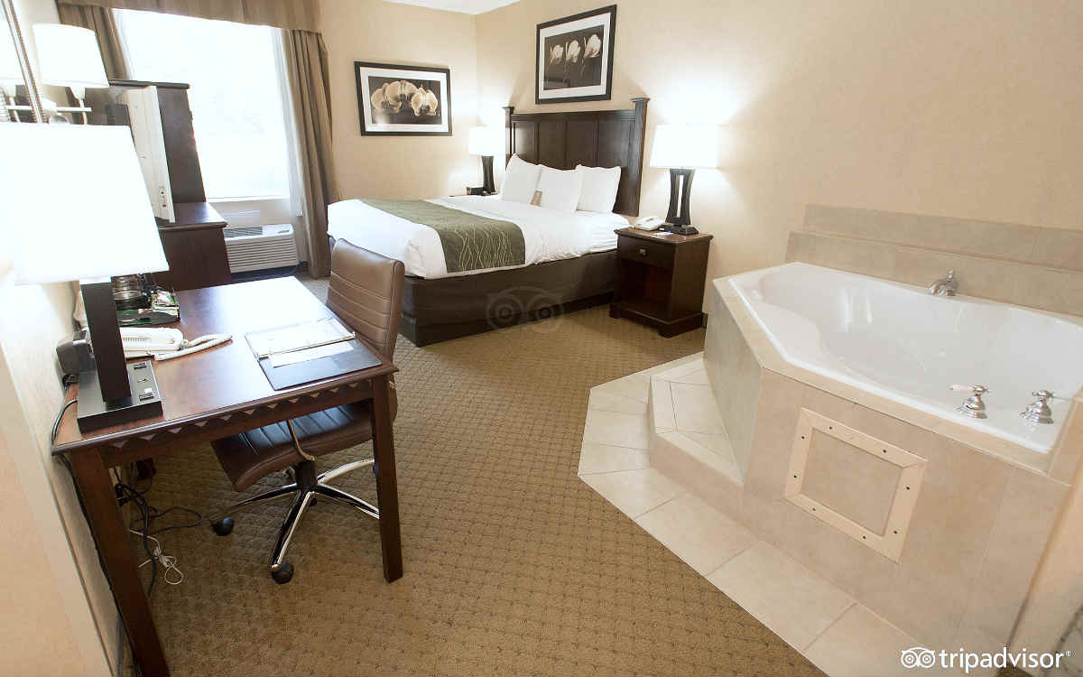 Spacious Whirlpool Suite at Best Western Hotel in Paramus, New Jersey