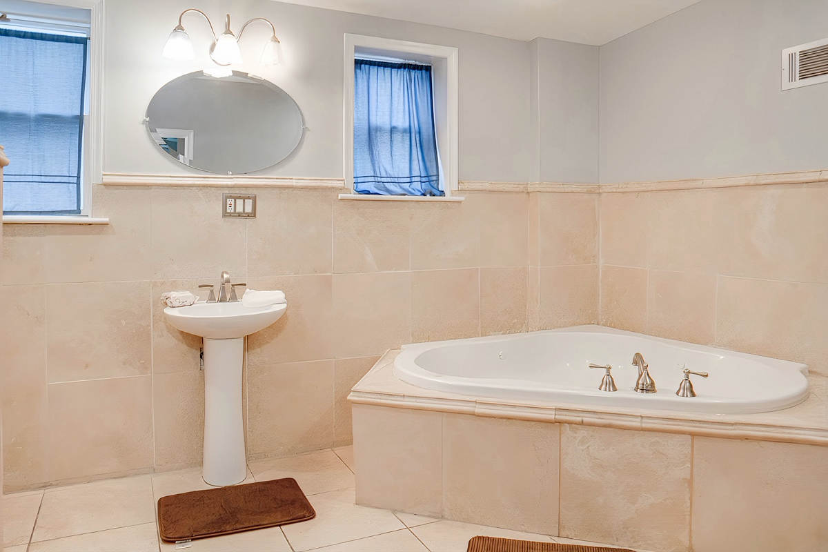 Romantic VRBO Rental in Philadelphia with a Master Bath Jetted Tub Suite