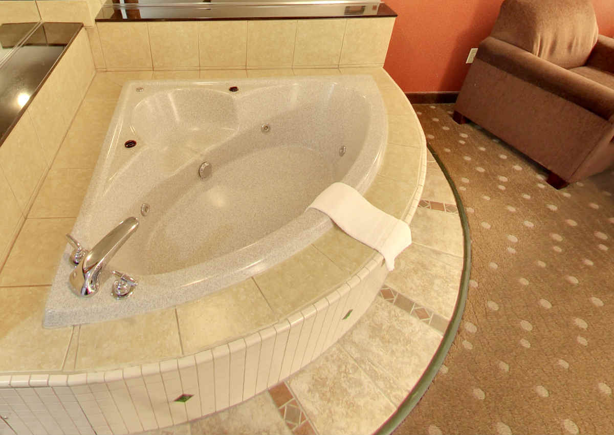 Comfort Inn Pittsburgh PA In-Room Jetted Tub Large Enough for 2 Persons