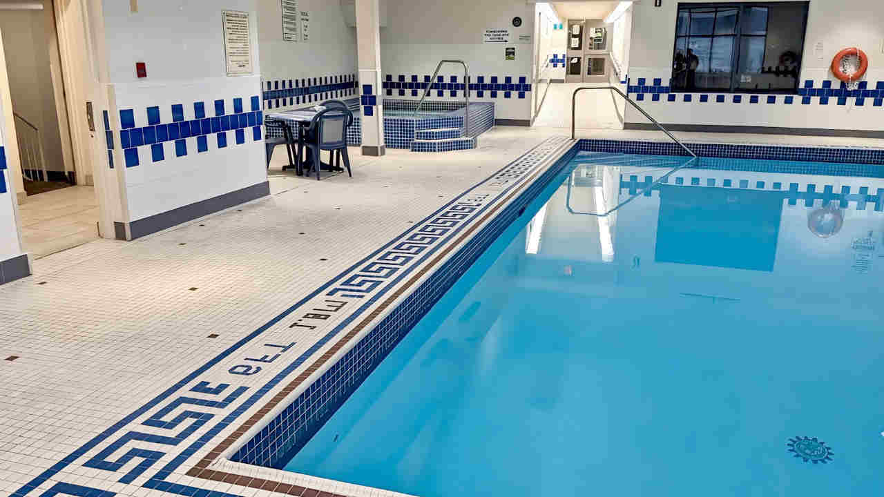 Indoor Pool & Hot Tub at the Comfort Inn Fallsview