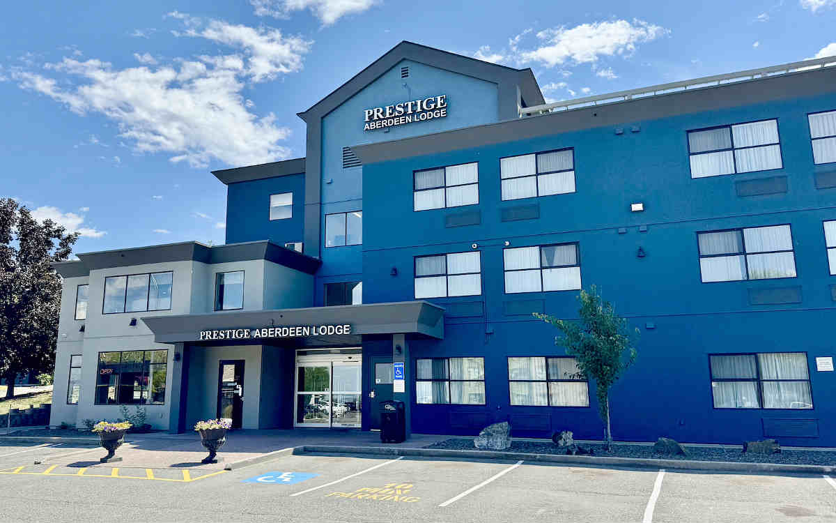 View of the Outside of Prestige Aberdeen Lodge in Kamloops, BC