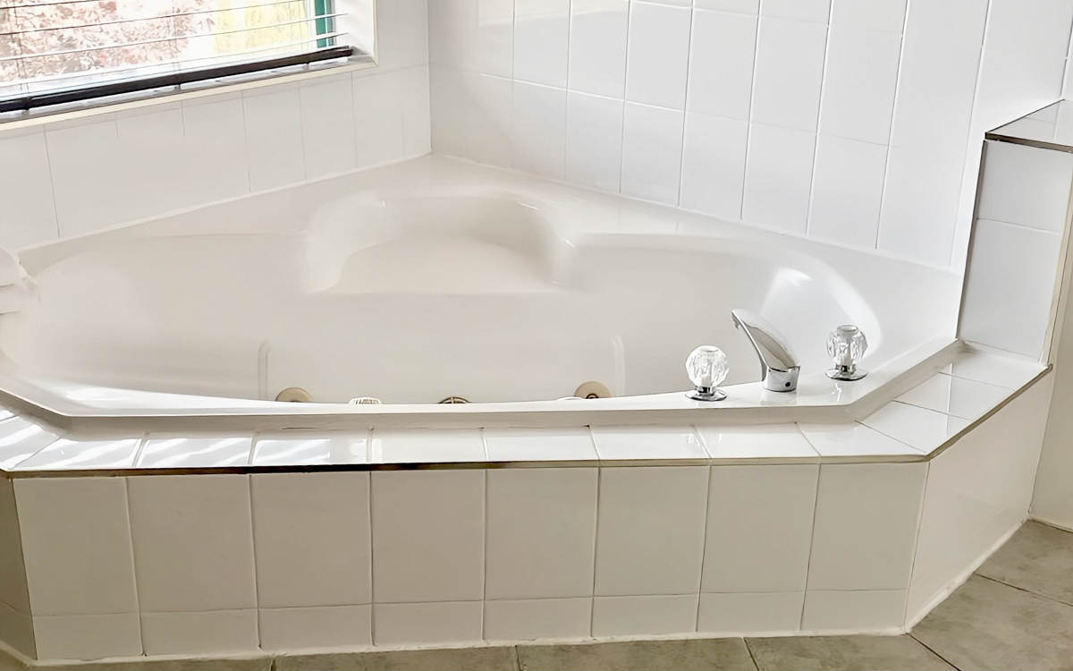 In-Room Jetted Tub, Prestige Aberdeen Lodge in Kamloops, BC