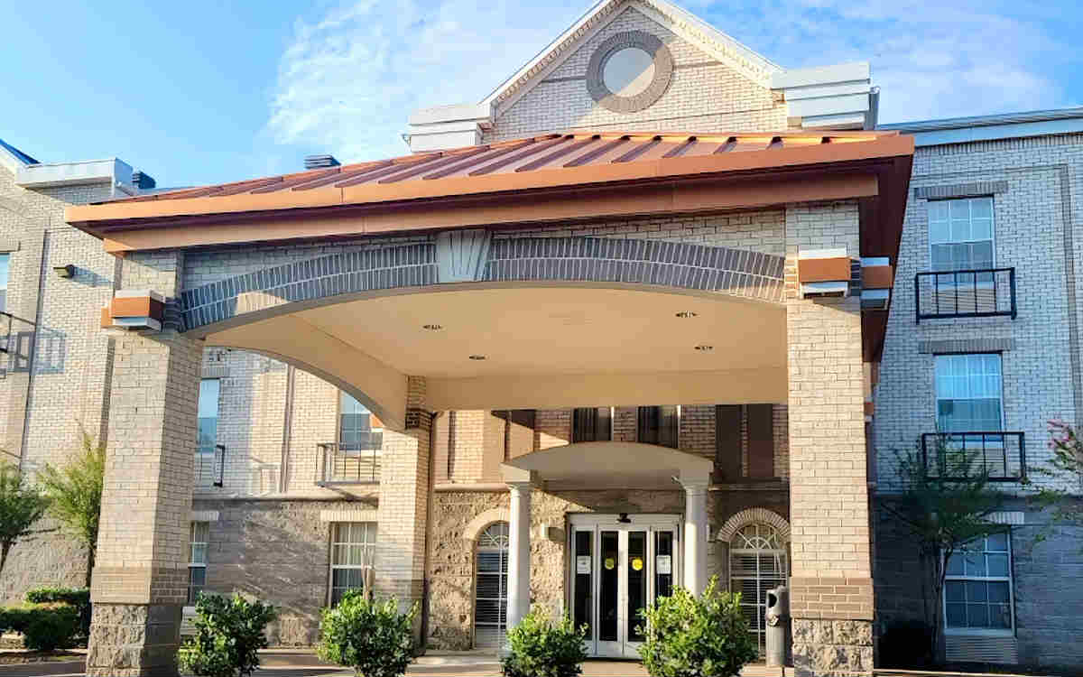 Outside View of the Front of the Quality Inn & Suites in Little Rock, Arkansas