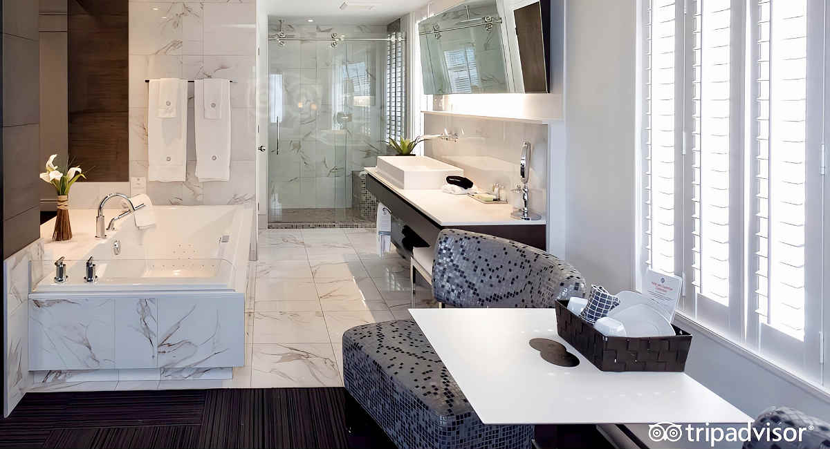 Beautiful Jetted Tub Honeymoon Suite at the Hotel des Coutellier, Quebec City QB