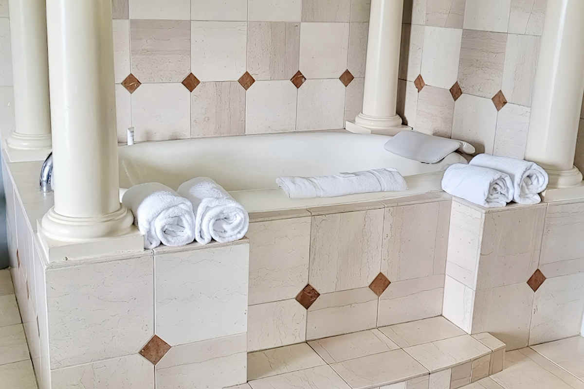 King Whirlpool Suite - Radisson Cincinnati Riverfront