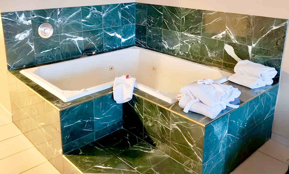 Jetted Tub Suite at the Ramada by Wyndham Kelowna Hotel