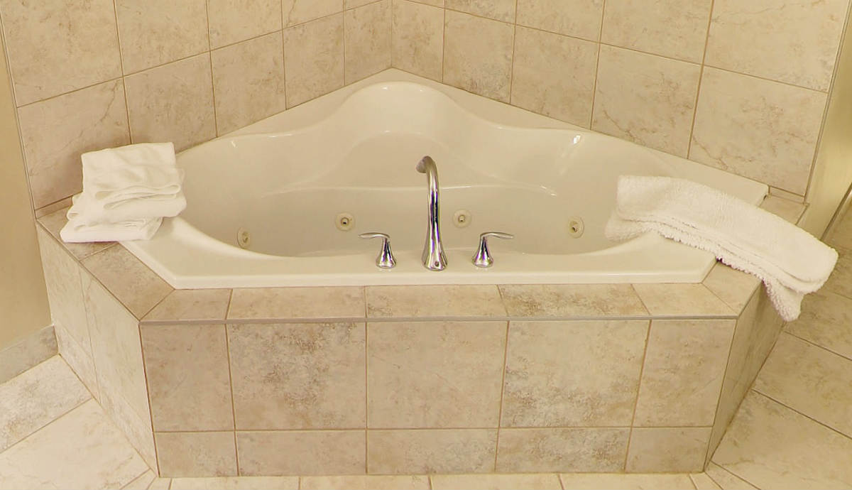 Jetted Tub Suite, Ramada Emerald Park Regina East