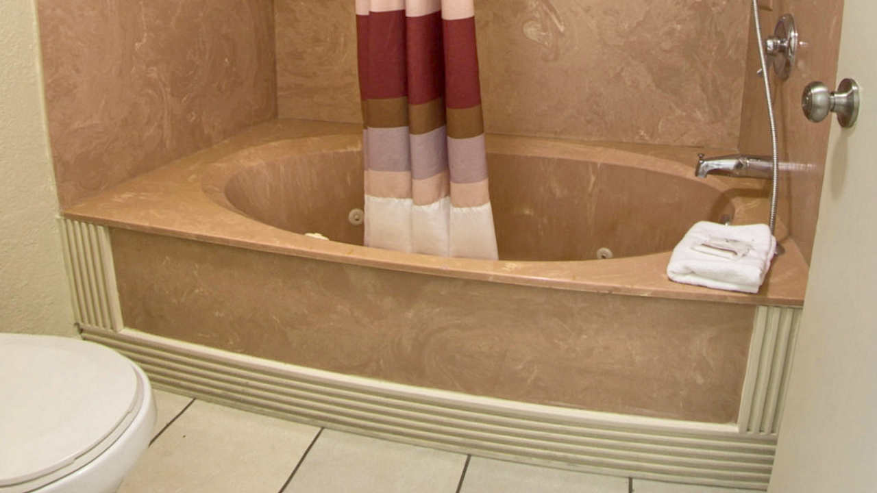 Red Roof Inn Jetted Tub in the Cheapest Hotel Whirlpool Suite in Orlando, Florida Red Roof Inn Jetted Tub in the Cheapest Hotel Whirlpool Suite in Orlando, Florida