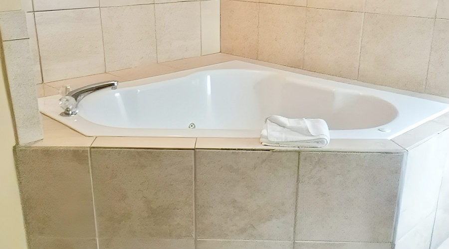 In-Room Jetted Spa Tub, Red Roof Inn & Suites, Little Rock AR