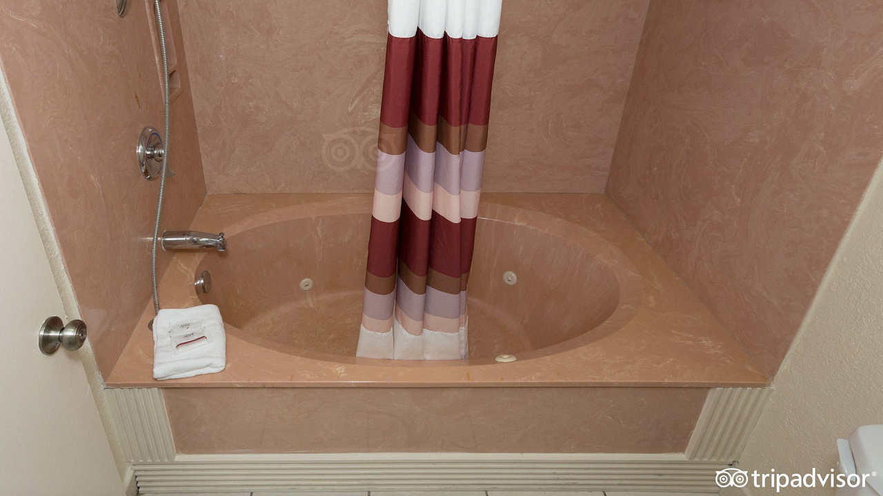 Another View of the Jetted Tub in a King Room at the Red Roof Inn, Orlando FL Another View of the Jetted Tub in a King Room at the Red Roof Inn, Orlando FL