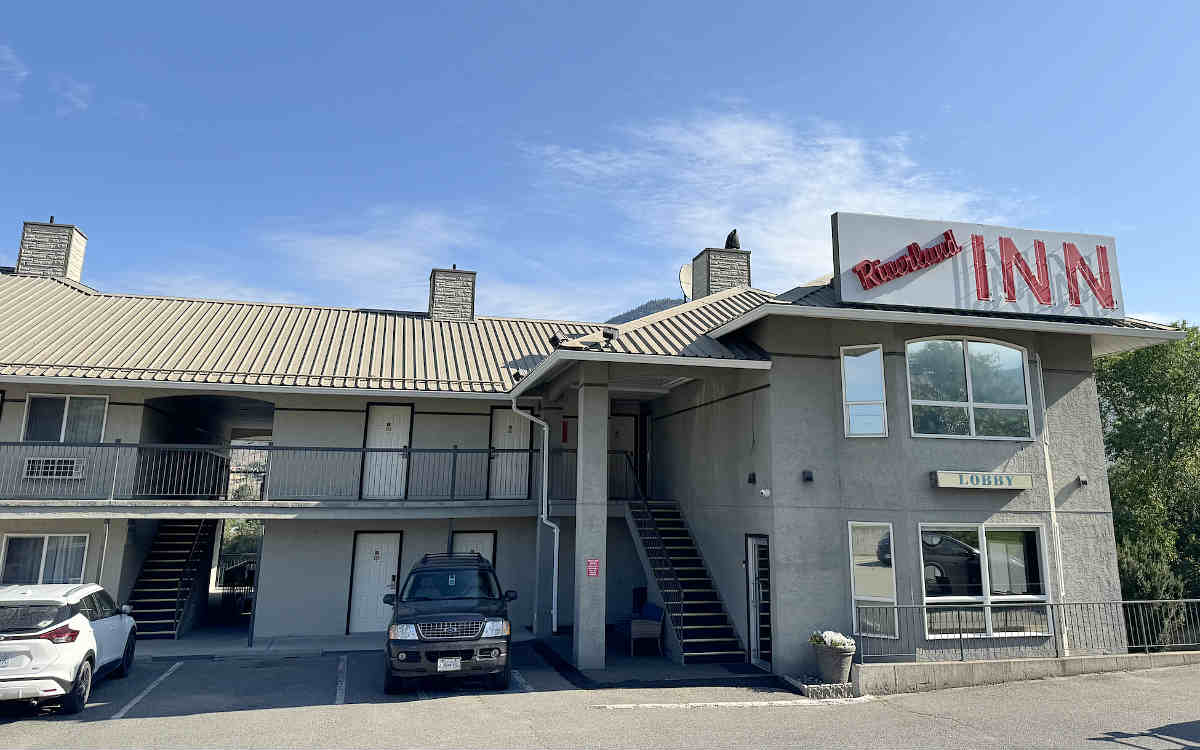 View of the Outside of the Riverland Inn & Suites in Kamloops, BC.