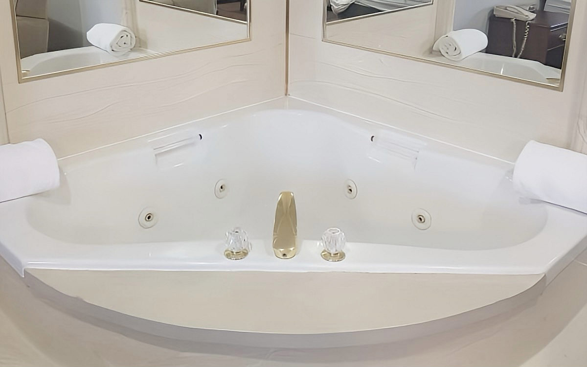 Jetted Spa Tub for 2 in a Suite at Riverland Inn & Suites, Kamloops BC