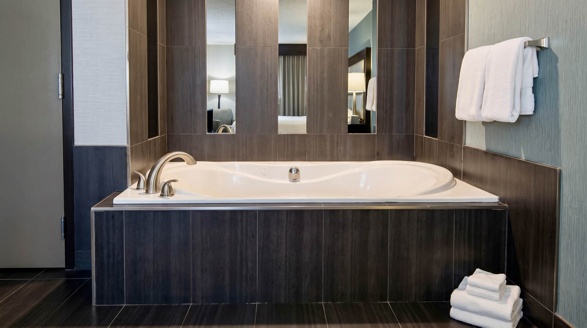 Beautiful Sheraton Hotel Suite with a Jetted Tub in Hamilton, Ontario