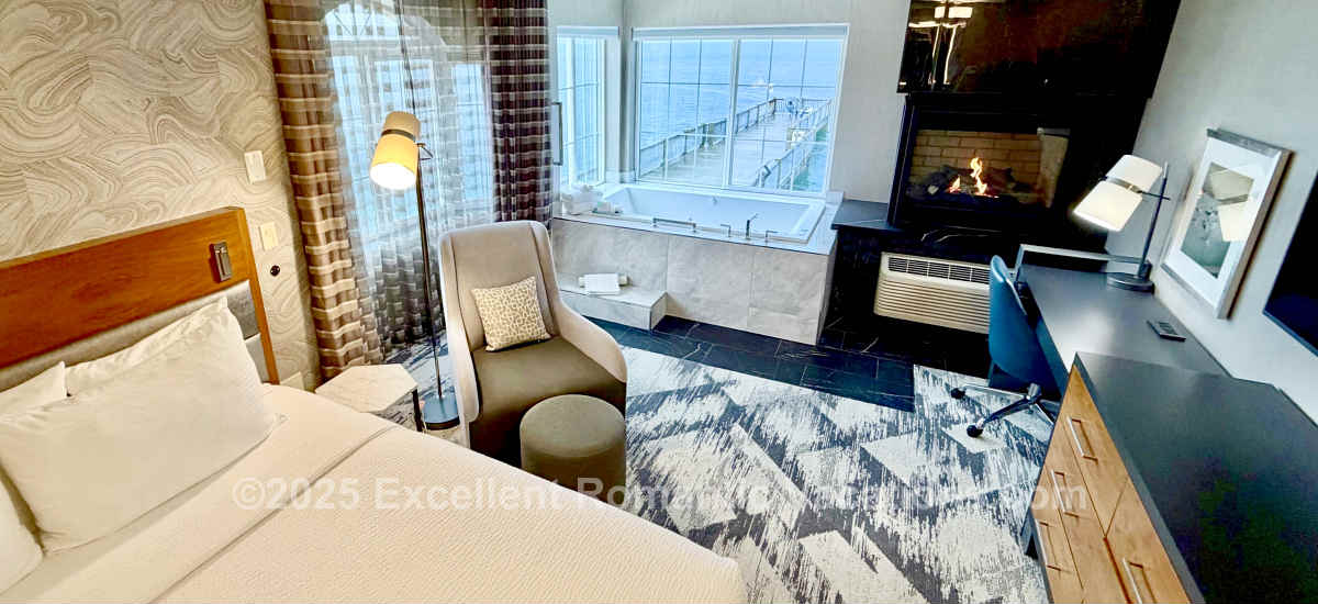 Beautiful Oceanfront King Suite with Fireplace and Jetted Tub for 2 at the Silver Cloud Inn, Mukilteo WA