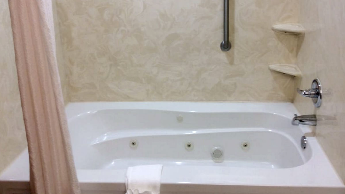 Sleep Inn & Suites Oklahoma City Hot Tub Suite