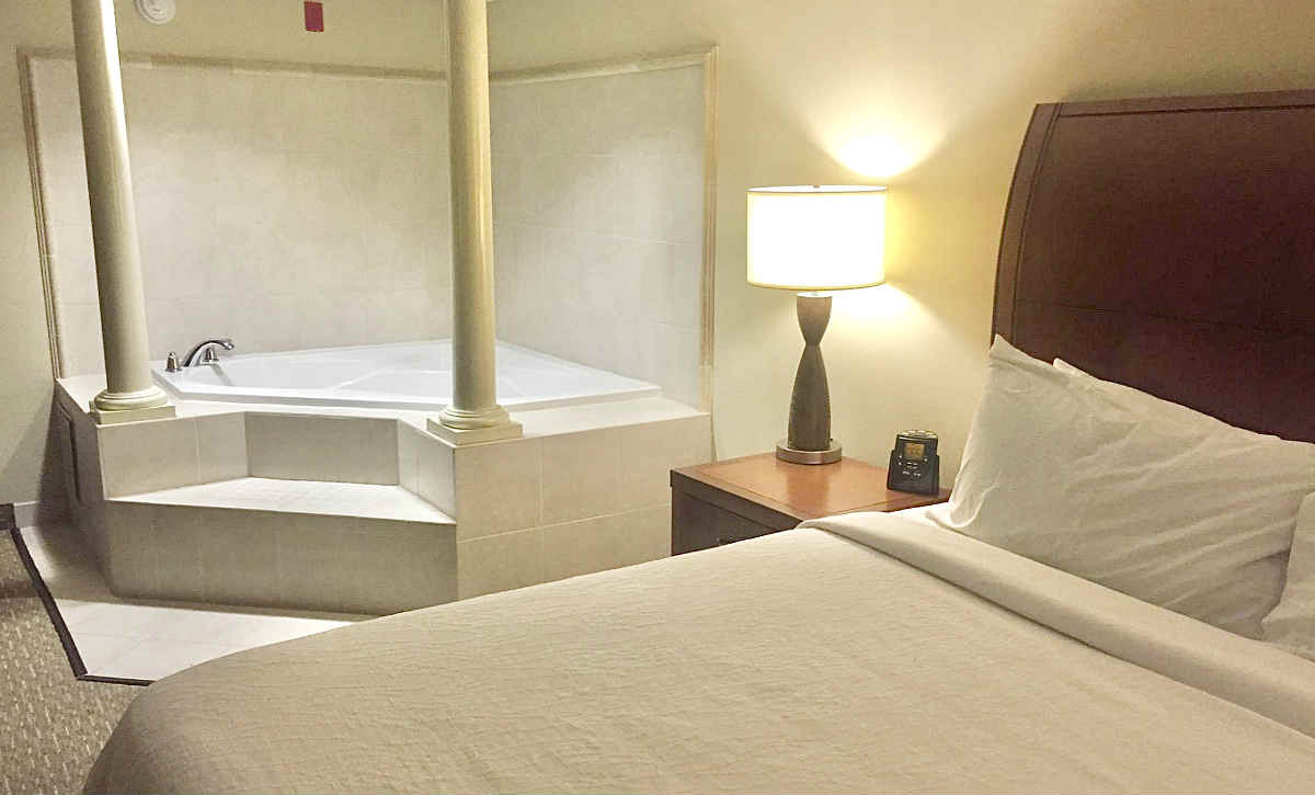 Atlanta Hot Tub Suites Spa Tub Suitenesss in ATL from 109