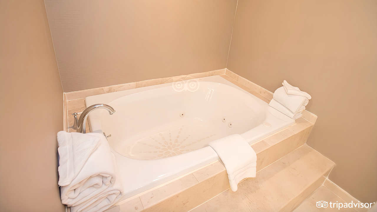 La Guardia Plaza Jetted Tub Suite, Queens NY