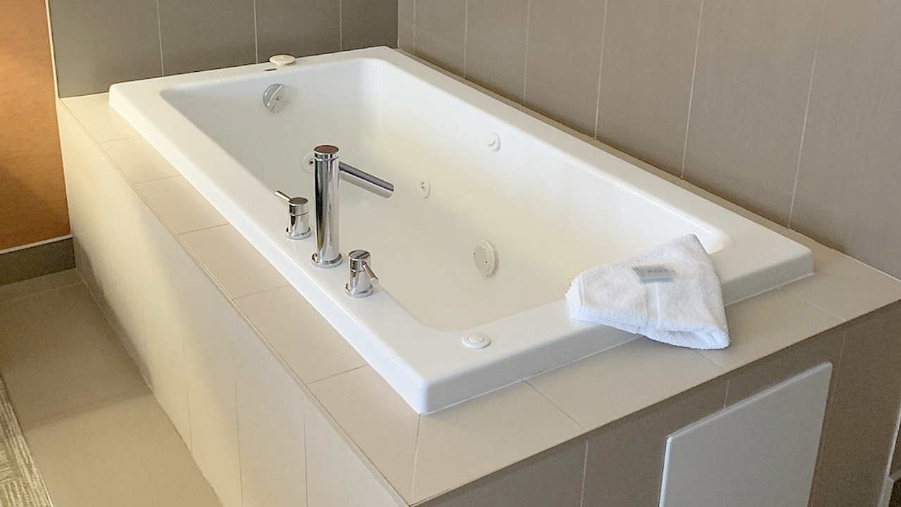 Staybridge Suites Hamilton ON Spa Tub Suite