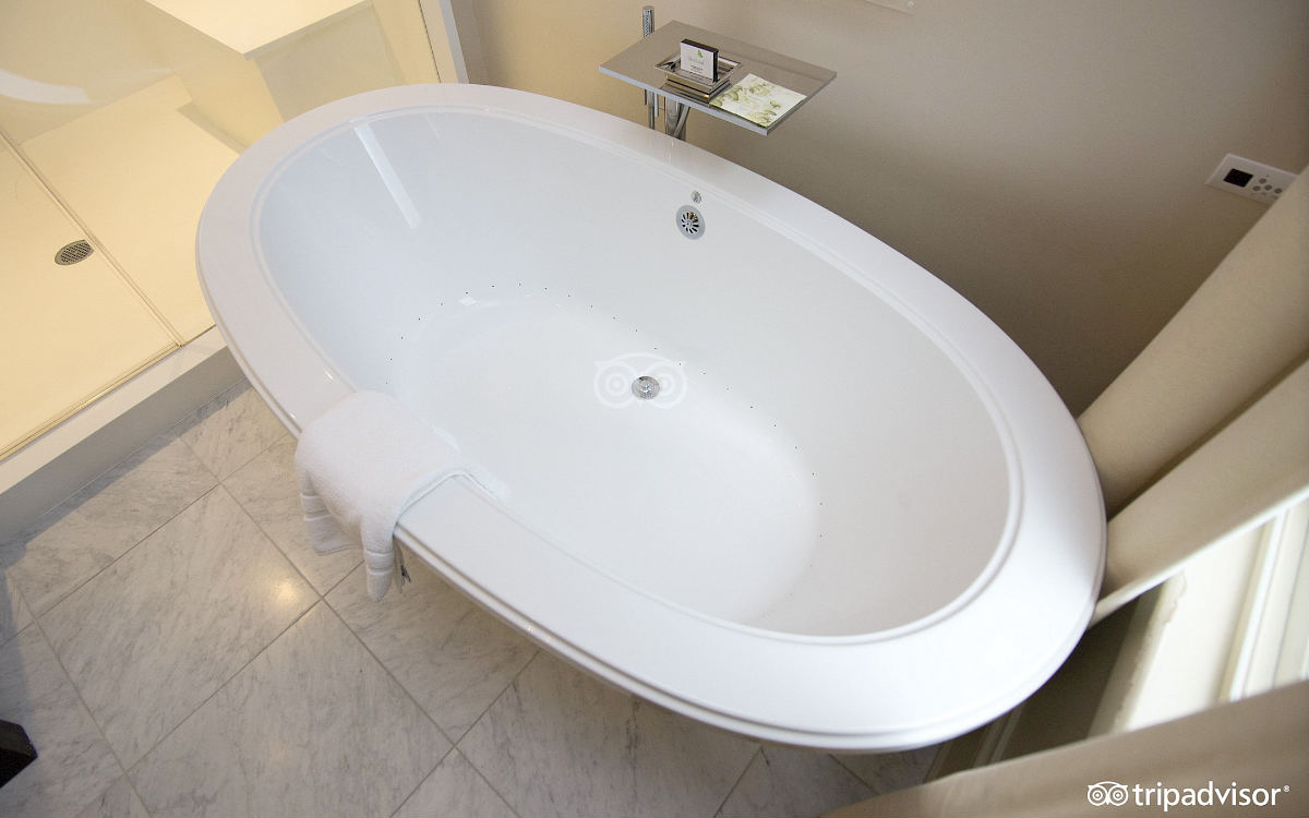 Midtown Atlanta GA Jetted Tub Suite